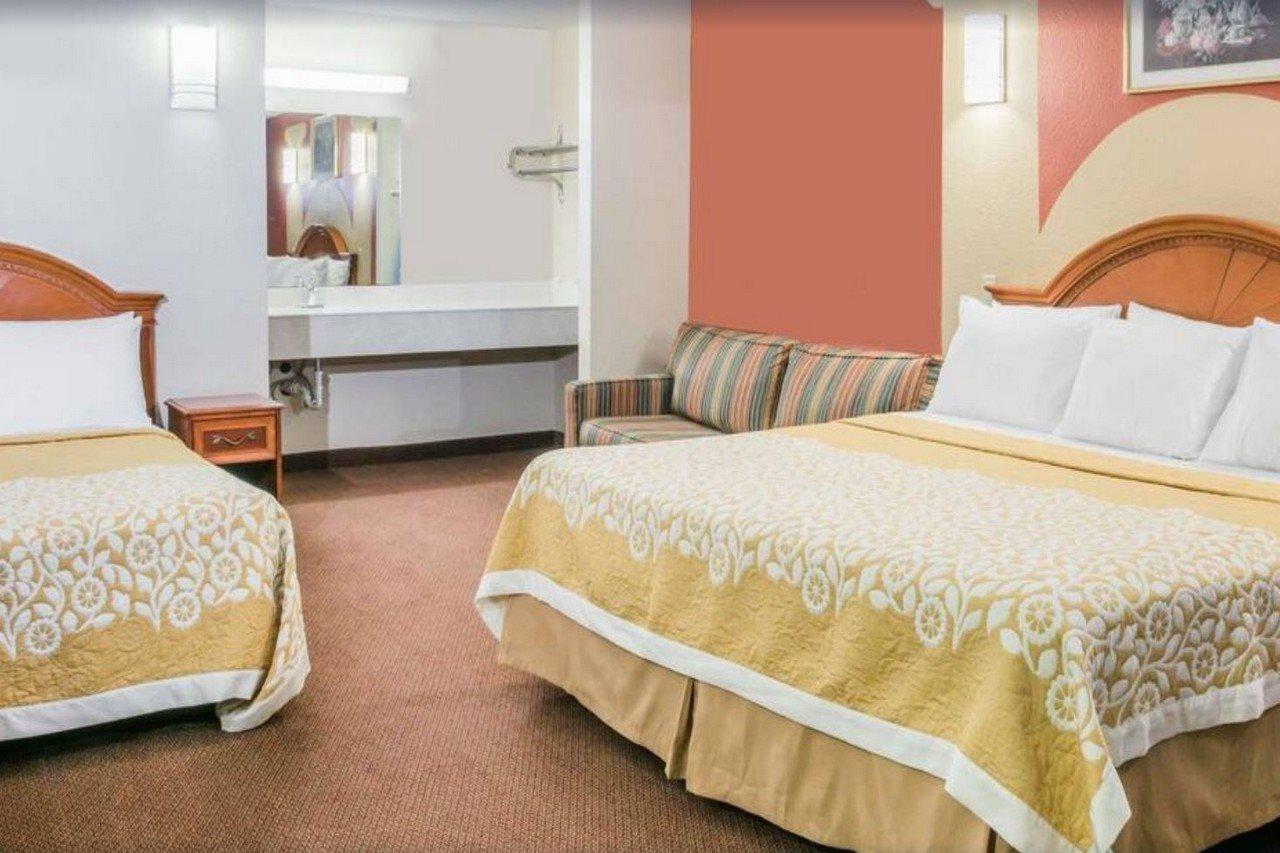 Days Inn By Wyndham Bastrop Exterior photo