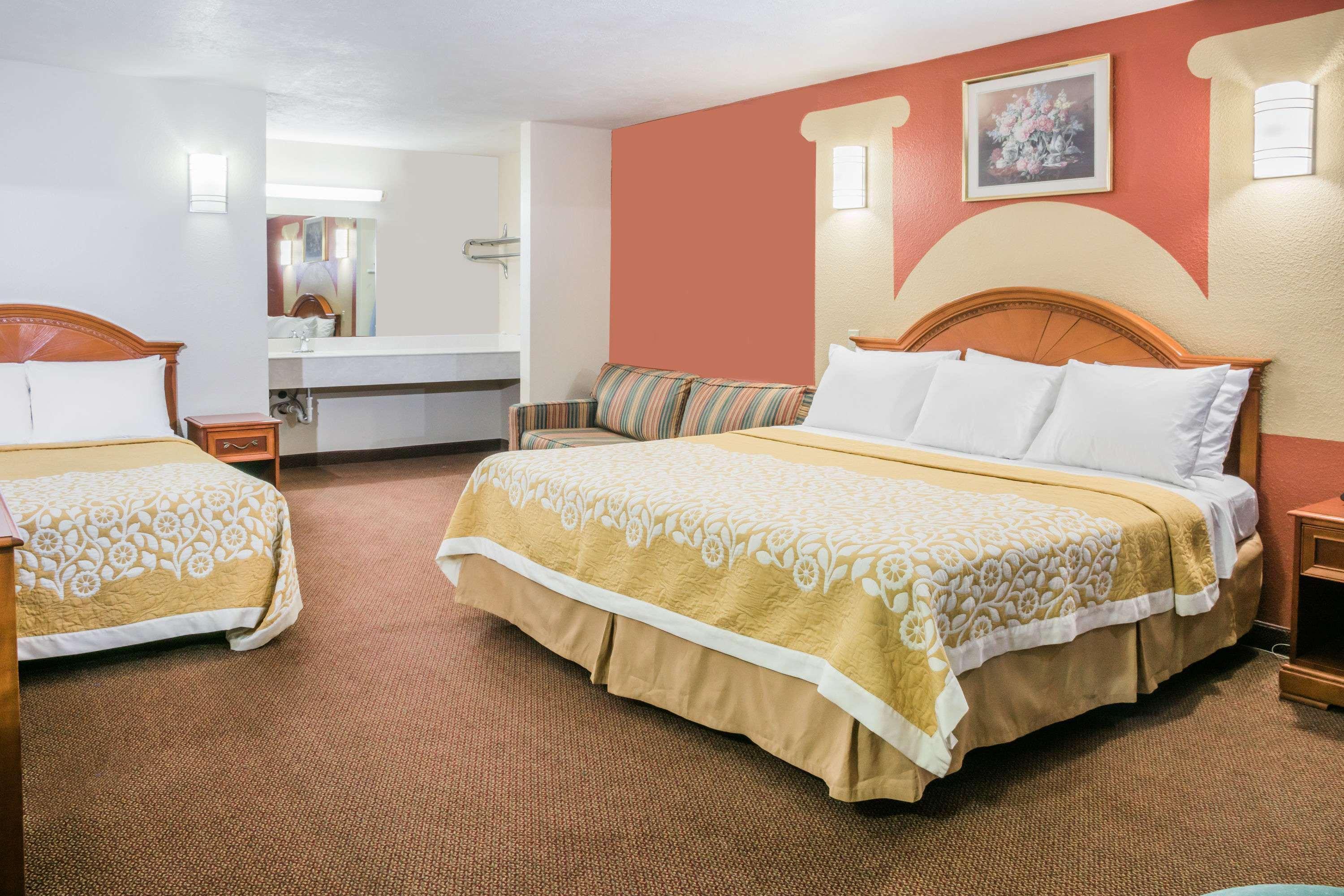 Days Inn By Wyndham Bastrop Exterior photo