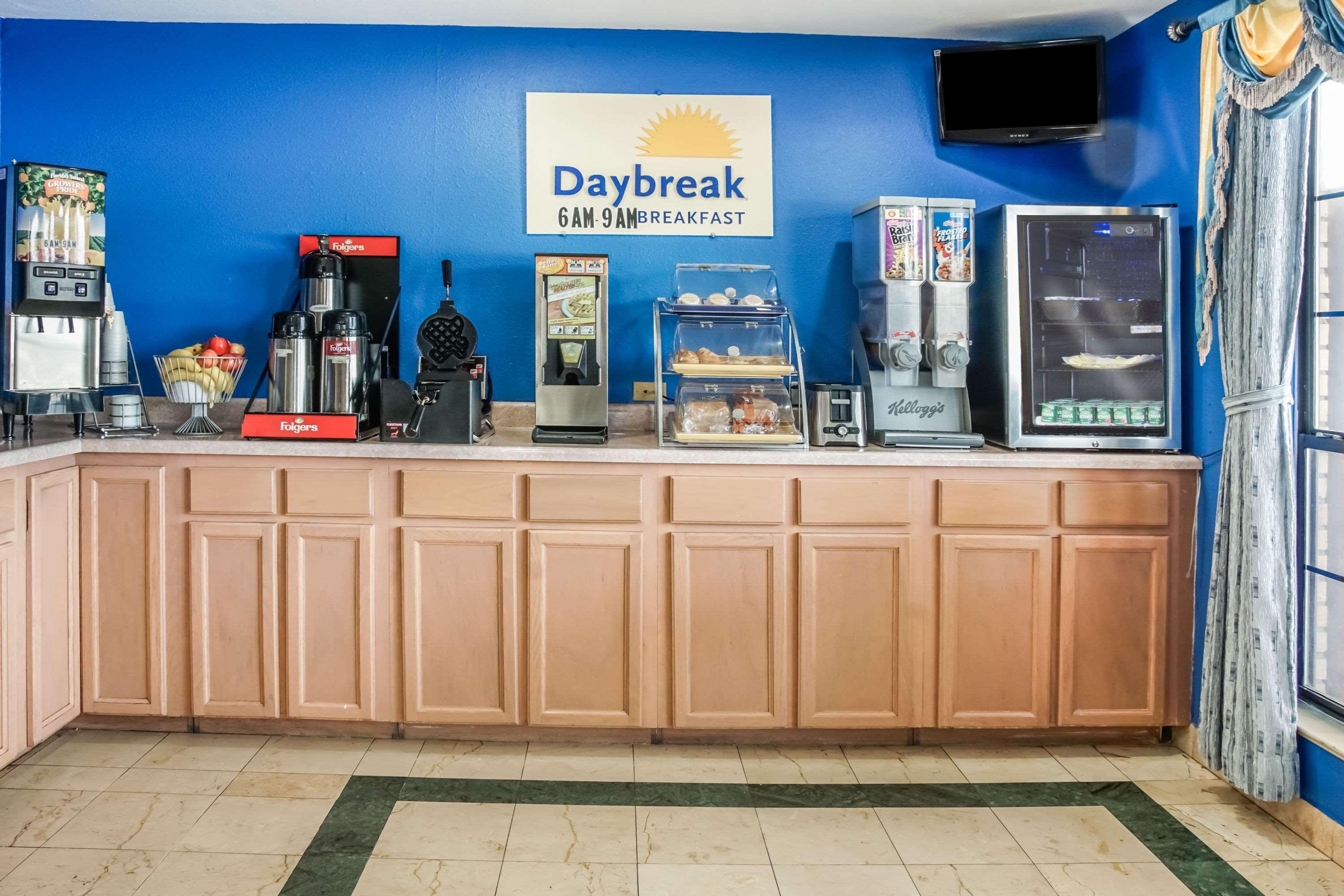 Days Inn By Wyndham Bastrop Exterior photo